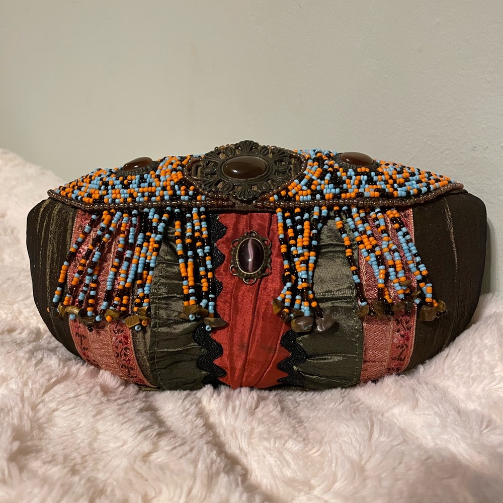 Pritzi Beaded clam shell Clutch with handle